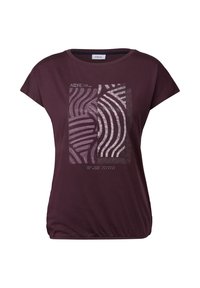 Maronfarvet kortærmet T-shirt i blødt stof med et mønstret grafisk design i lysere nuancer og tekst forneden. Rund halsudskæring.