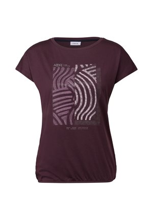 Una camiseta de manga corta color burdeos hecha de una tela suave, que presenta un diseño gráfico estampado en tonos más claros y texto en la parte inferior. Cuello redondo.