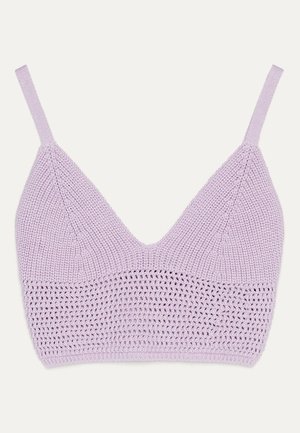 Jasnofioletowy dziergany krótki top z cienkimi ramiączkami i teksturowanym wzorem szydełkowym na dolnej połowie.