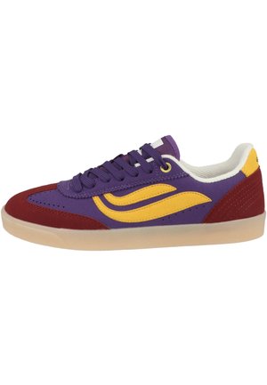 Sneaker bassa in tessuto viola, strisce laterali gialle, punta e tallone color granata, fodera interna bianca e suola traslucida.