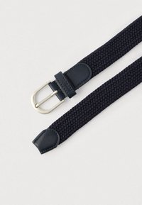 Curea împletită bleu închis cu accente din piele și o cataramă metalică argintie, având un design texturat și elastic pentru o potrivire ajustabilă.