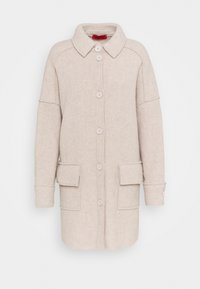 Beige wollen jas met een kraaghalslijn, zes knopen, twee voorzakken en brede mouwen met manchetten. Soepele textuur en een op maat gemaakt ontwerp.