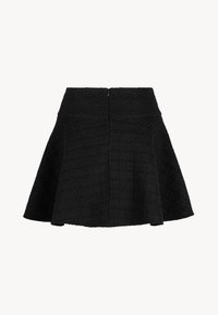 Zwarte uitlopende rok gemaakt van textuurstof, met een hoge taille en een ritssluiting aan de achterkant, in een A-lijn silhouet.