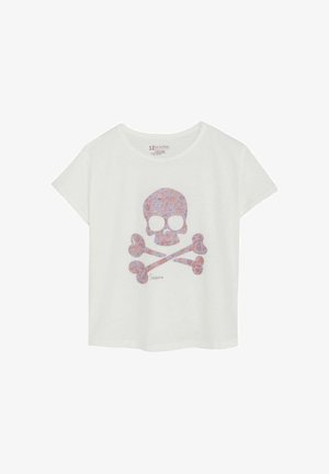 Camiseta blanca de manga corta con un diseño de calavera y tibias cruzadas en tonos rosa y púrpura impreso en la parte frontal.