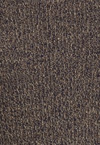 Gros plan sur un tissu tricoté marron et bleu avec un motif côtelé texturé.