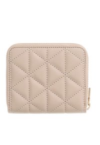 Portefeuille en cuir beige avec un design matelassé présentant des motifs en losange. Il possède une fermeture éclair et des détails de coutures visibles.