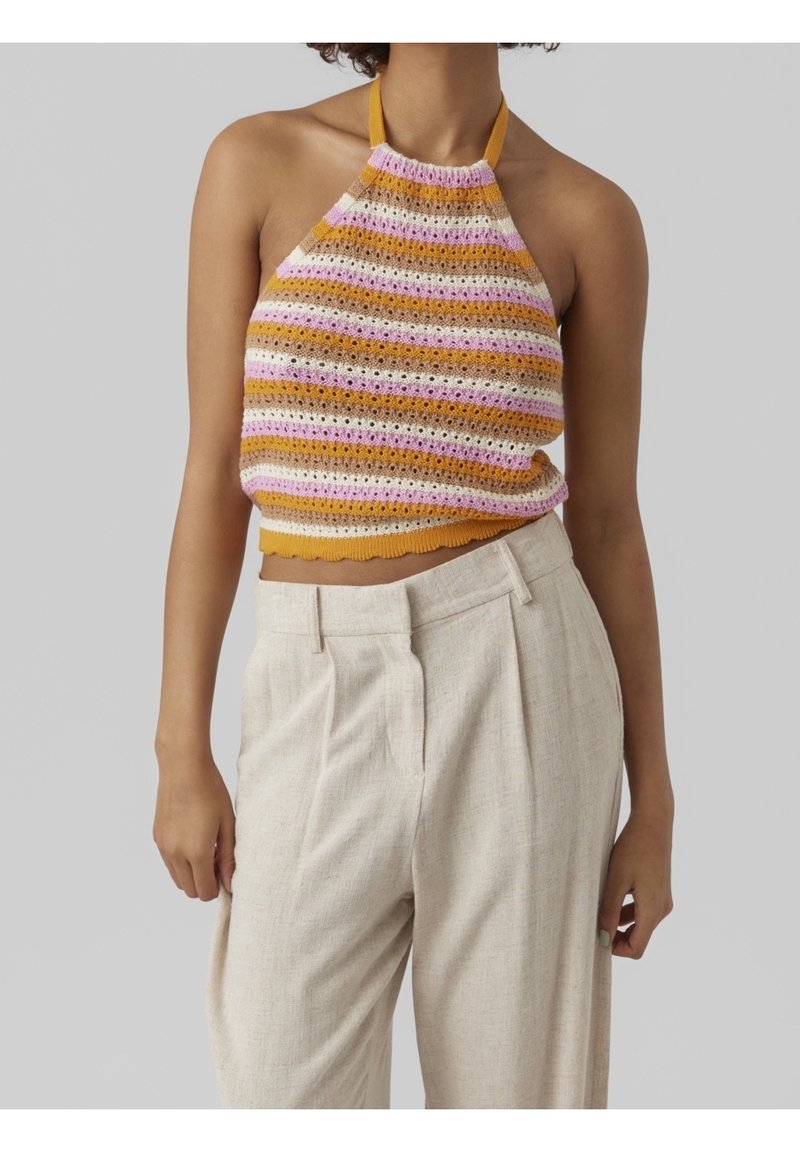 Top halter tricoté avec des rayures horizontales multicolores en rose, orange et crème. Design court avec un ourlet festonné.