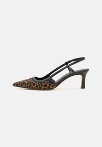 Leopardimustriga slingback kontsad, terava ninaga, musta äärise ja kitseneva kontsaga. Valmistatud tekstuuriga materjalist, millel on elegantne disain.