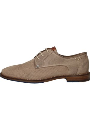 Beige leren herenschoenen met een gestructureerd oppervlak, vetersluiting en een bruine zool, zichtbaar vanaf de buitenkant.