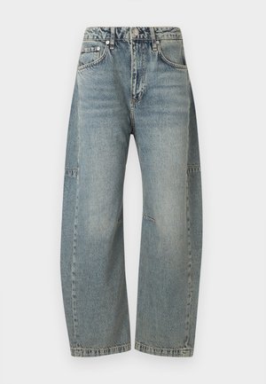 Jeans de ganga azul claro com cintura alta, corte de perna larga, cinco bolsos e desbotamento subtil. Apresentam costuras decorativas ao longo das costuras e do cós.