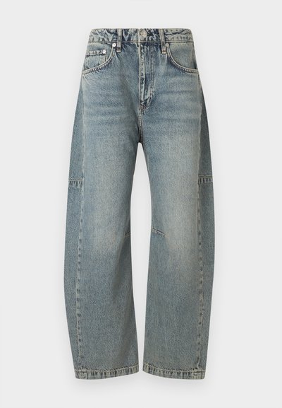 Helesinised teksapüksid kõrge vöökohaga, laia säärega, viie taskuga ja õrna tuhmumisega. Õmblustel ja vööjoonel on dekoratiivõmblused.