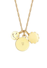 Gouden ketting met drie bedels: een glimlachend gezicht, een cirkelvormige hanger gemarkeerd met "925", en een bloemvormige bedel, allemaal gepolijst.