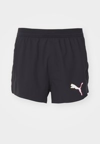 Czarne sportowe szorty z elastycznym pasem i różowo-żółtym logo Pumy po lewej stronie. Gładka tekstura materiału, bez kieszeni.