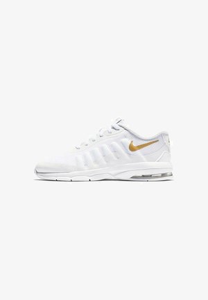 Baskets de sport blanches avec logo Nike swoosh doré, tige en mesh, fermeture à lacets et amorti à air visible dans la semelle.