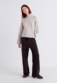 GAP Nadrágok - terra brown