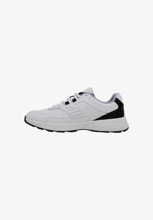 Chaussure de sport blanche avec tige en synthétique, accent noir au talon et doublure violette. Présente un système de laçage et une semelle texturée pour une meilleure adhérence.
