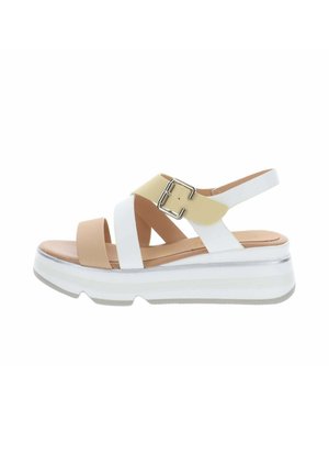 Sandale plateforme pour femme avec lanières beige, blanche et jaune, boucle argentée, semelle intérieure rembourrée et semelle blanche épaisse avec semelle crantée.