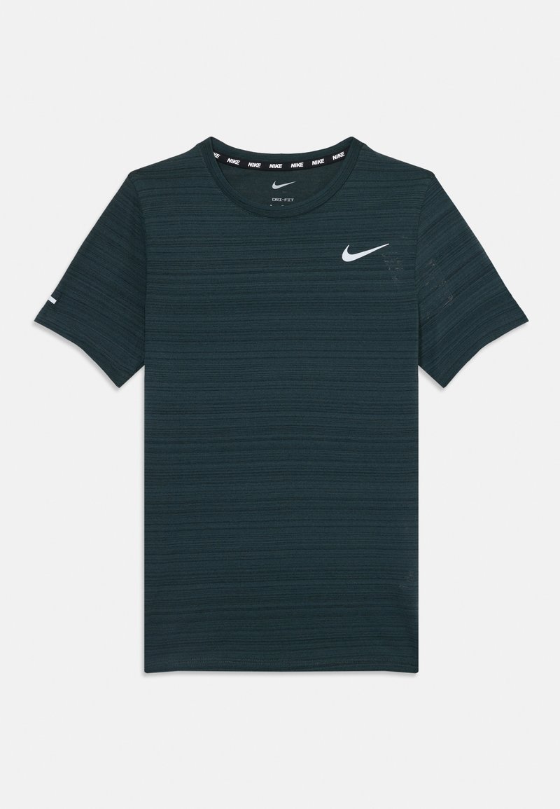 Tmavozelené krátke tričko Nike Dri-FIT s jemnými horizontálnymi pruhmi a bielym logom Nike swoosh na hrudi a golieri.