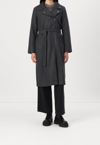 Grå uldblandingsfrakke med lynlås, bælte i taljen og sidelommer med lynlås. Lange ærmer og slank, lige silhuet uden mønstre.