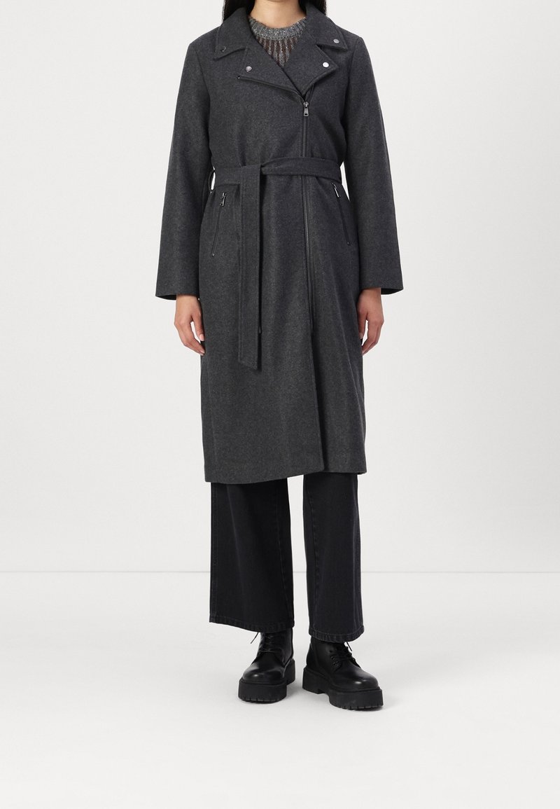 Grå uldblandingsfrakke med lynlås, bælte i taljen og sidelommer med lynlås. Lange ærmer og slank, lige silhuet uden mønstre.