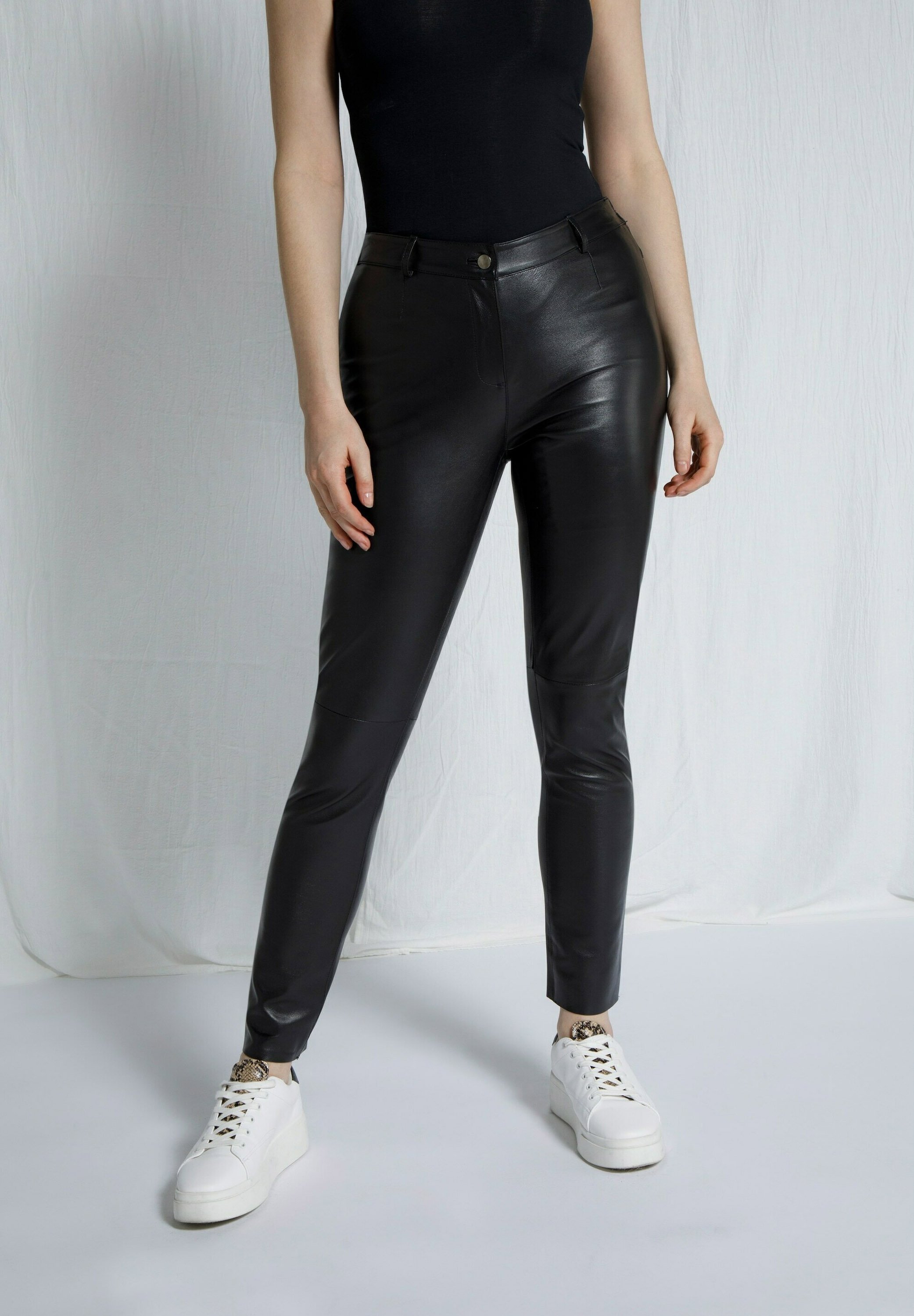 Ulla Popken Pantaloni di pelle - schwarz/nero - Zalando
