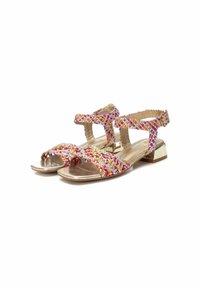 Sandalias de cuentas con tiras tejidas en rosa, naranja y blanco; acentos metálicos dorados en el tacón; diseño de punta abierta.