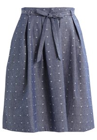 Jeanskjol med åtsittande midja och rosett, med ett subtilt hjärtformat mönster i vitt och veckad design. Medellängd och textil med struktur.