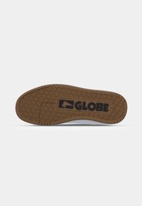 Talpa din cauciuc cu o suprafață texturată de culoare marron, având un logo "GLOBE" de culoare neagră. Forma este plată pentru stabilitate, concepută pentru tracțiune.