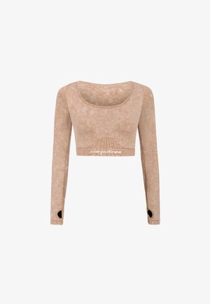 Langærmet cropped top i lys brun, lavet af blød stof med en glat tekstur; har en scoop neckline og tommelfingerhul detaljer i ærmerne.