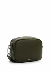 Borsa a tracolla in pelle verde oliva con finitura testurizzata, forma rettangolare, accessori in tonalità argento, chiusura con zip e tasca laterale.