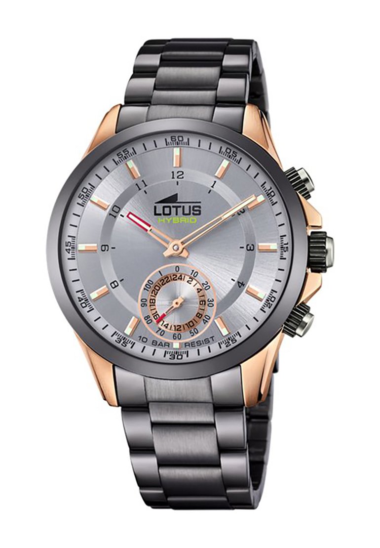 Herrklocka med silverfärgad urtavla, svart stålkåpa och detaljer i roséguld. Innehåller kronograf, datummarkering och ett länkarmband.