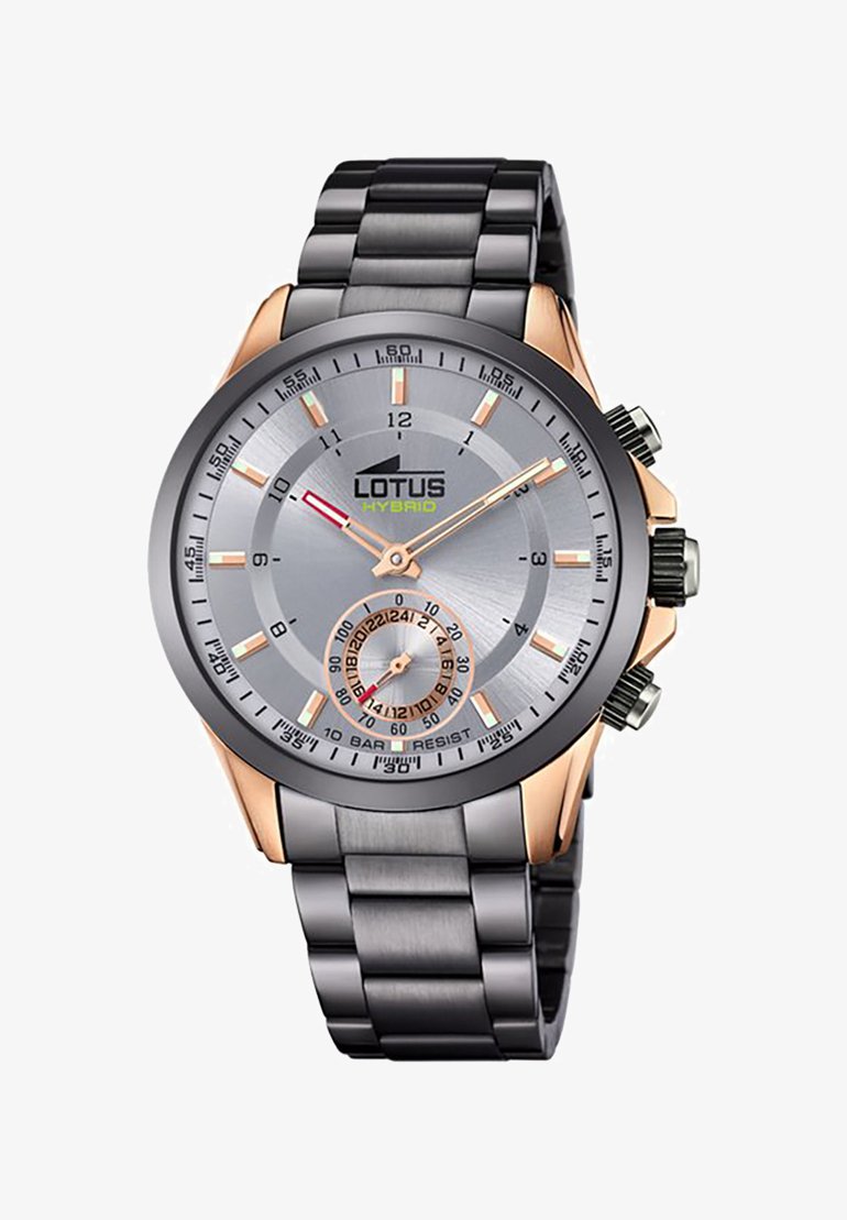 Herrklocka med silverfärgad urtavla, svart stålkåpa och detaljer i roséguld. Innehåller kronograf, datummarkering och ett länkarmband.