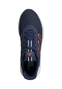 Zapatilla de running Adidas azul marino con franjas naranjas, suela blanca, parte superior de malla y doble franja blanca en la lengüeta, vista desde arriba.
