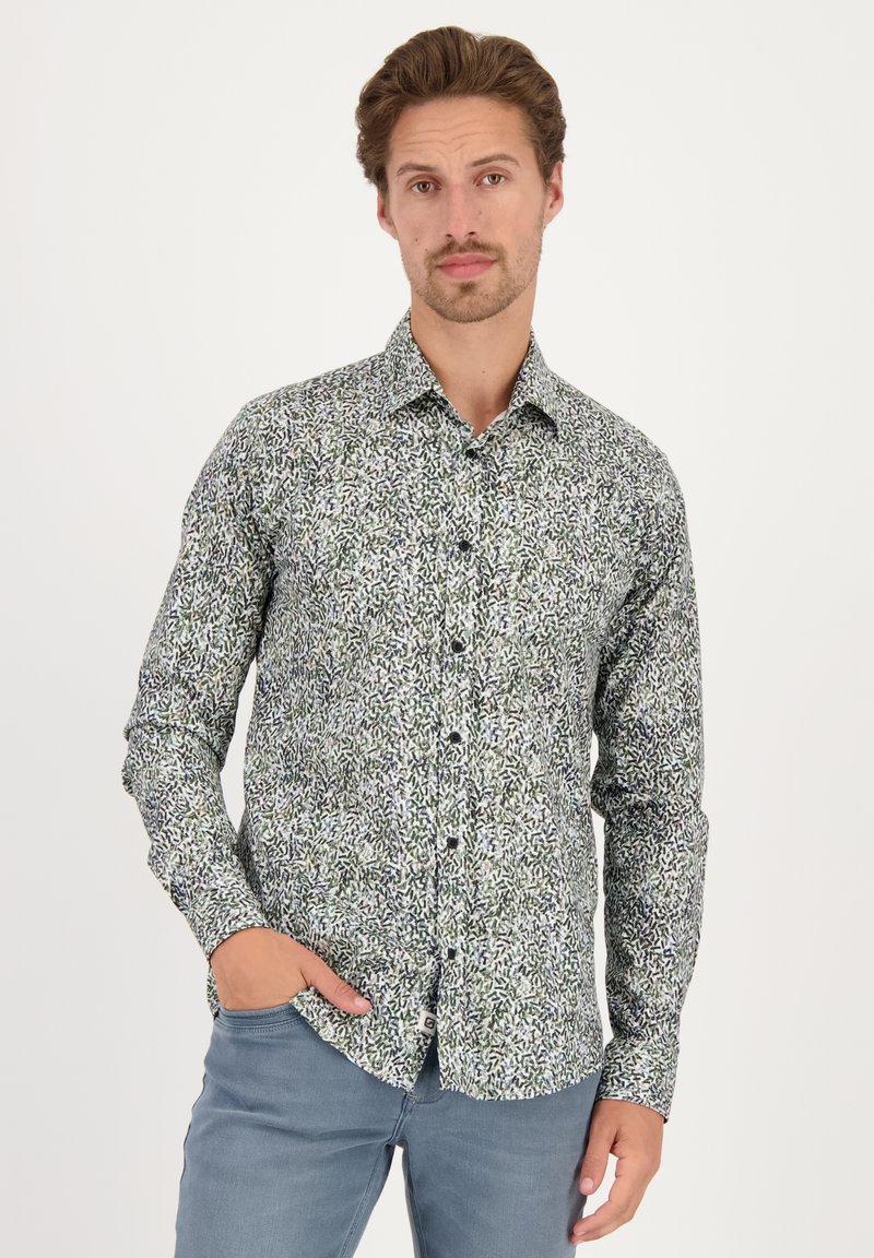 Een knoopshirt in een veelkleurig, abstract patroon met groene, witte en blauwe tinten. Beschikt over een standaardkraag en lange mouwen.