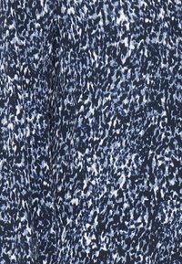 Tissu bleu marine présentant un motif abstrait aléatoire dans des nuances variées de bleu et de blanc, avec une texture lisse.