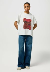 Wrangler LOOSE FIT - Camiseta estampada - used_white