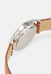 Orologio in acciaio inox con tre pulsanti cronografici, cinturino in pelle marrone e finitura liscia e lucida sulla cassa.