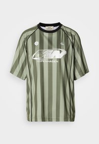 SHINY SPORT MANNA TEE - Triko s potiskem - four leaf clover/oil green