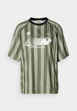 Zielona sportowa koszulka z krótkim rękawem w paski, z czarnym dekoltem i białym logo, wykonana z gładkiego, oddychającego materiału.