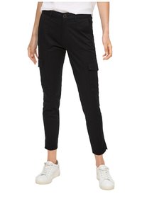 Zwarte cargo broek met een slim fit, voorzien van zijzakken en een gladde katoenmix, gecombineerd met witte sneakers.