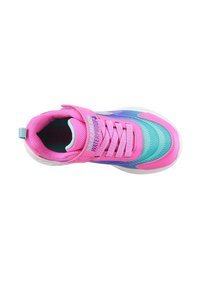 Die Kindersneaker verfügen über ein pinkes Mesh-Obermaterial mit türkisfarbenen Akzenten, einem gepolsterten Schuhkragen, einem verstellbaren Klettverschluss und einer weißen Gummisohle.