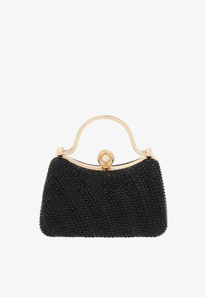 Czarna torebka z koralików z zakrzywionym złotym uchwytem i zapięciem ozdobionym perłą. Ma teksturowaną, wzorzystą powierzchnię oraz wyrafinowany kształt.