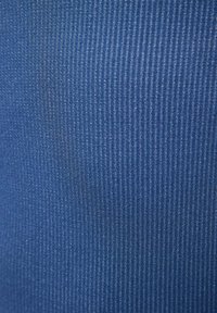Tela texturizada azul con un patrón de estrías, que presenta líneas verticales cercanas, creando una superficie lisa y uniforme. Acabado de material suave.