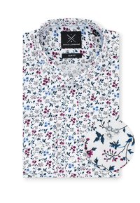 Slim fit biała koszula w kwiatowy wzór w niebieskie i czerwone kolory. Posiada klasyczny kołnierzyk oraz mankiety na guzik, a także dołączony pasujący kawałek materiału.