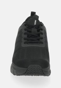 Scarpa sportiva nera con una tomaia in rete traspirante, lacci piatti e suola testurizzata. Presenta un branding minimale sulla linguetta.