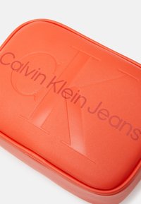 Calvin Klein Jeans SCULPTED CAMERA MONO - Taška s příčným popruhem - poppy
