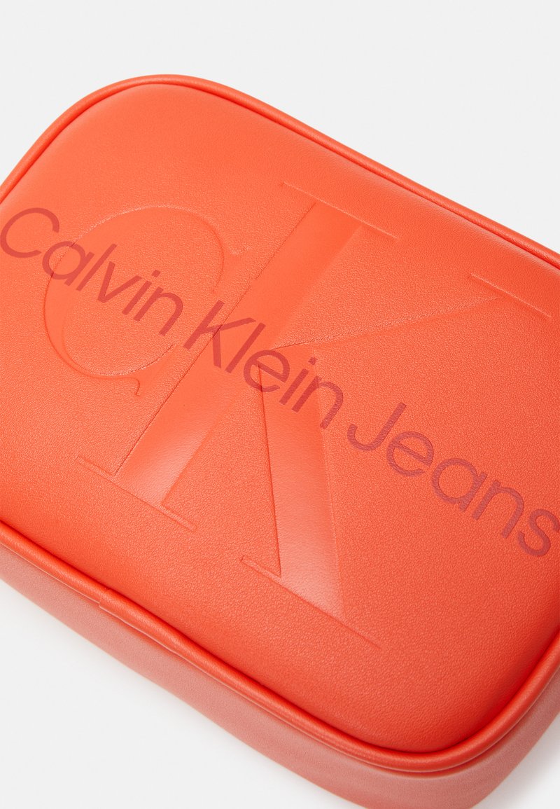 Calvin Klein Jeans SCULPTED CAMERA MONO Skuldertasker poppy