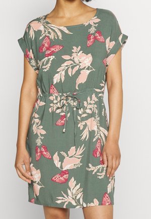 Grünes Blumenkleid mit pinken Schmetterlingen, kurzen Ärmeln und einer taillierten Taille mit einer Kordelzug-Detail. Leichtes Gewebe mit lockerer Passform.