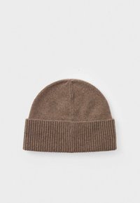 Gorro de punto marrón con un puño acanalado y una parte superior suave y redondeada. Textura suave con un color sólido y sin patrones o acentos visibles.