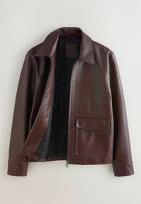 Tmavohnedá kožená bunda s veľkým golierom, predným zipsom, prešívanou čiernou podšívkou a jedným klopovým vreckom na pravej strane.